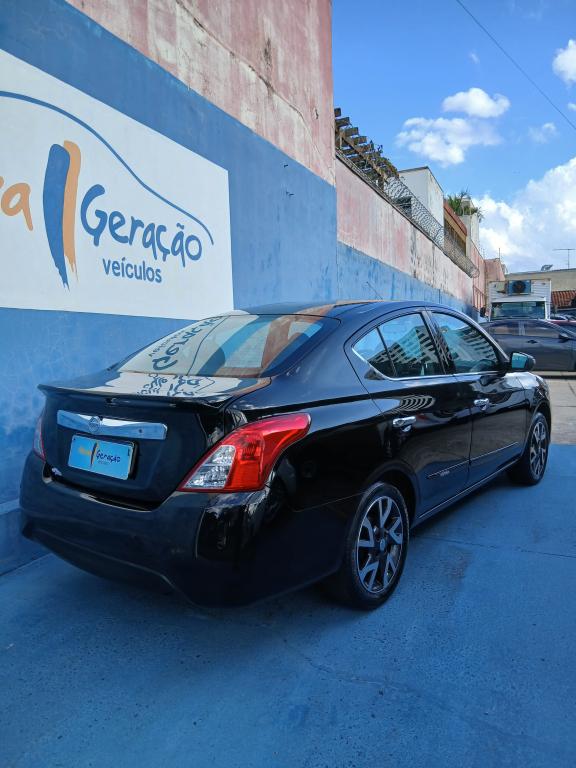 NISSAN Versa Sedan - Foto