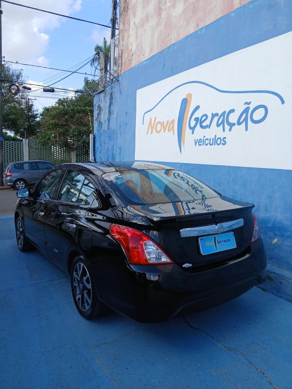NISSAN Versa Sedan - Foto