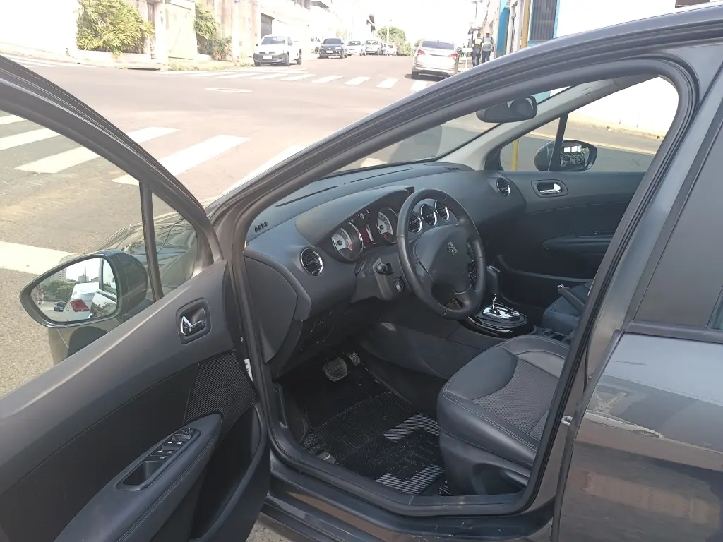 PEUGEOT 408 Sedan - Foto