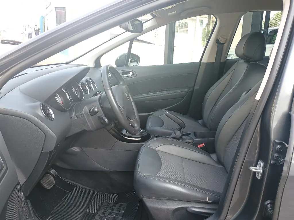 PEUGEOT 408 Sedan - Foto