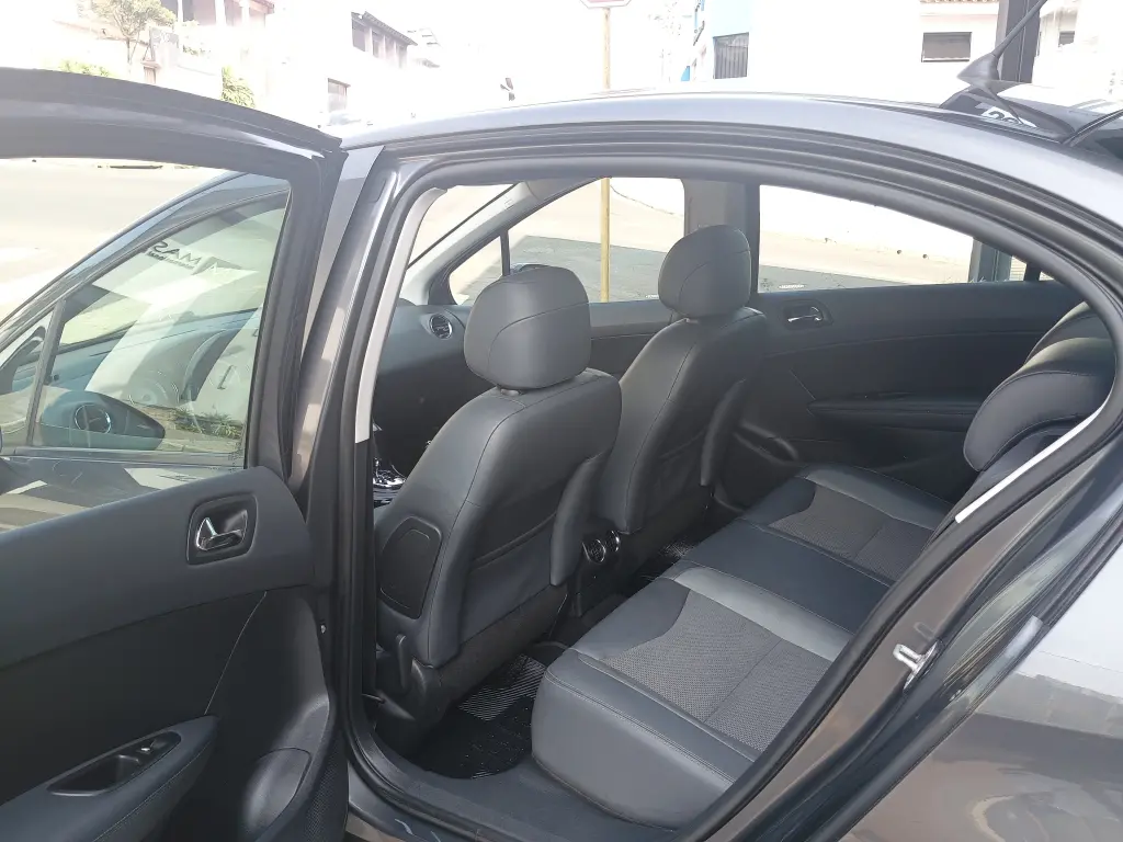 PEUGEOT 408 Sedan - Foto