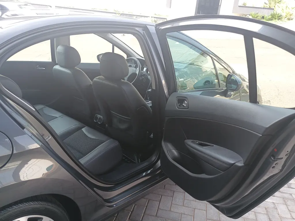 PEUGEOT 408 Sedan - Foto