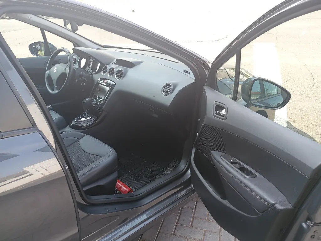 PEUGEOT 408 Sedan - Foto