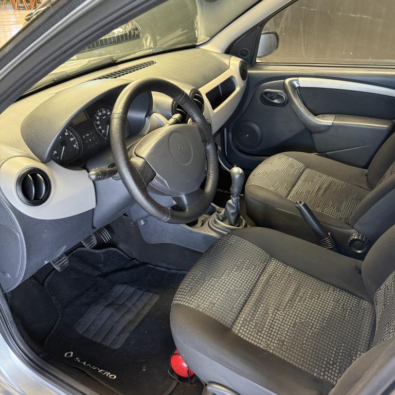 RENAULT Sandero - Foto