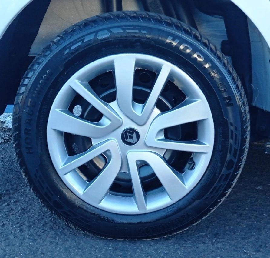 RENAULT Sandero - Foto