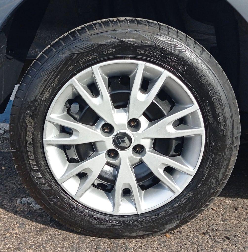 RENAULT Sandero - Foto