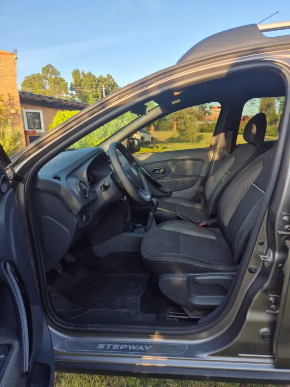 RENAULT Sandero - Foto
