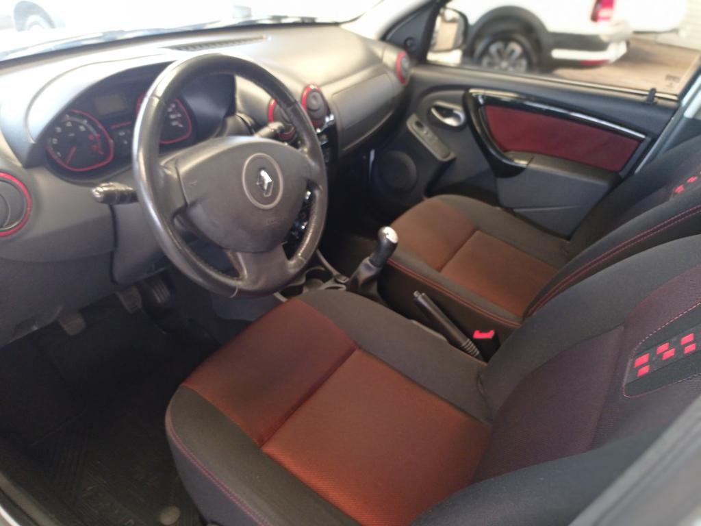 RENAULT Sandero - Foto