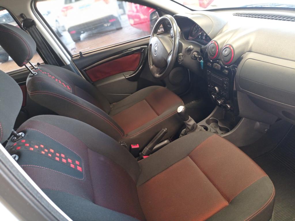 RENAULT Sandero - Foto