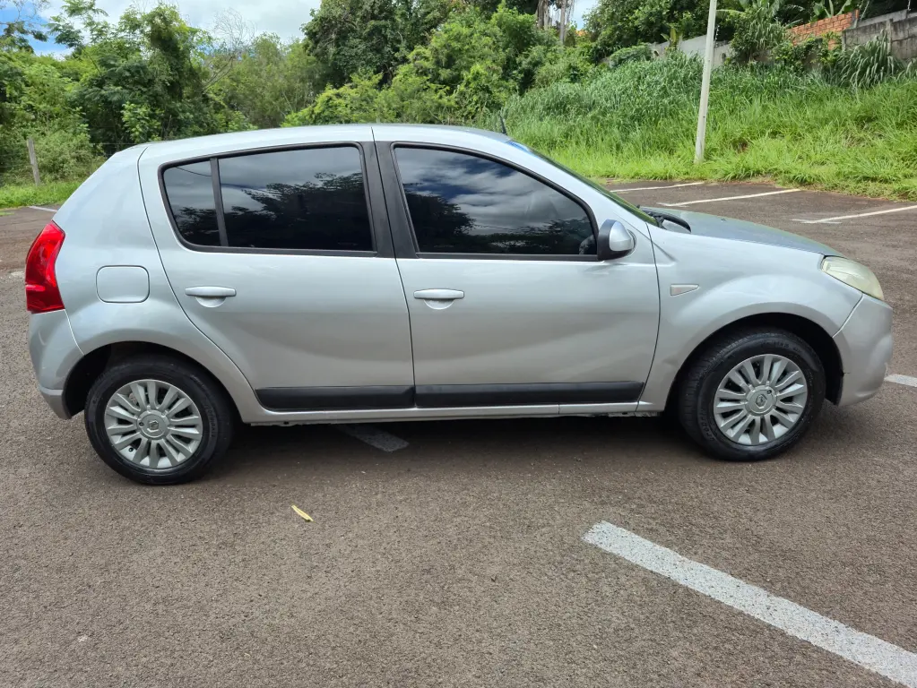 RENAULT Sandero - Foto