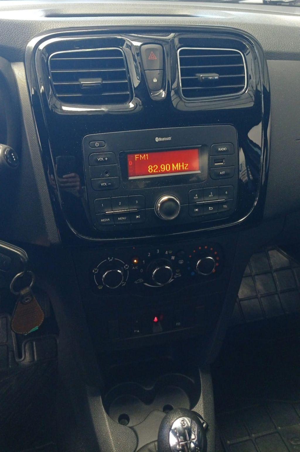 RENAULT Sandero - Foto