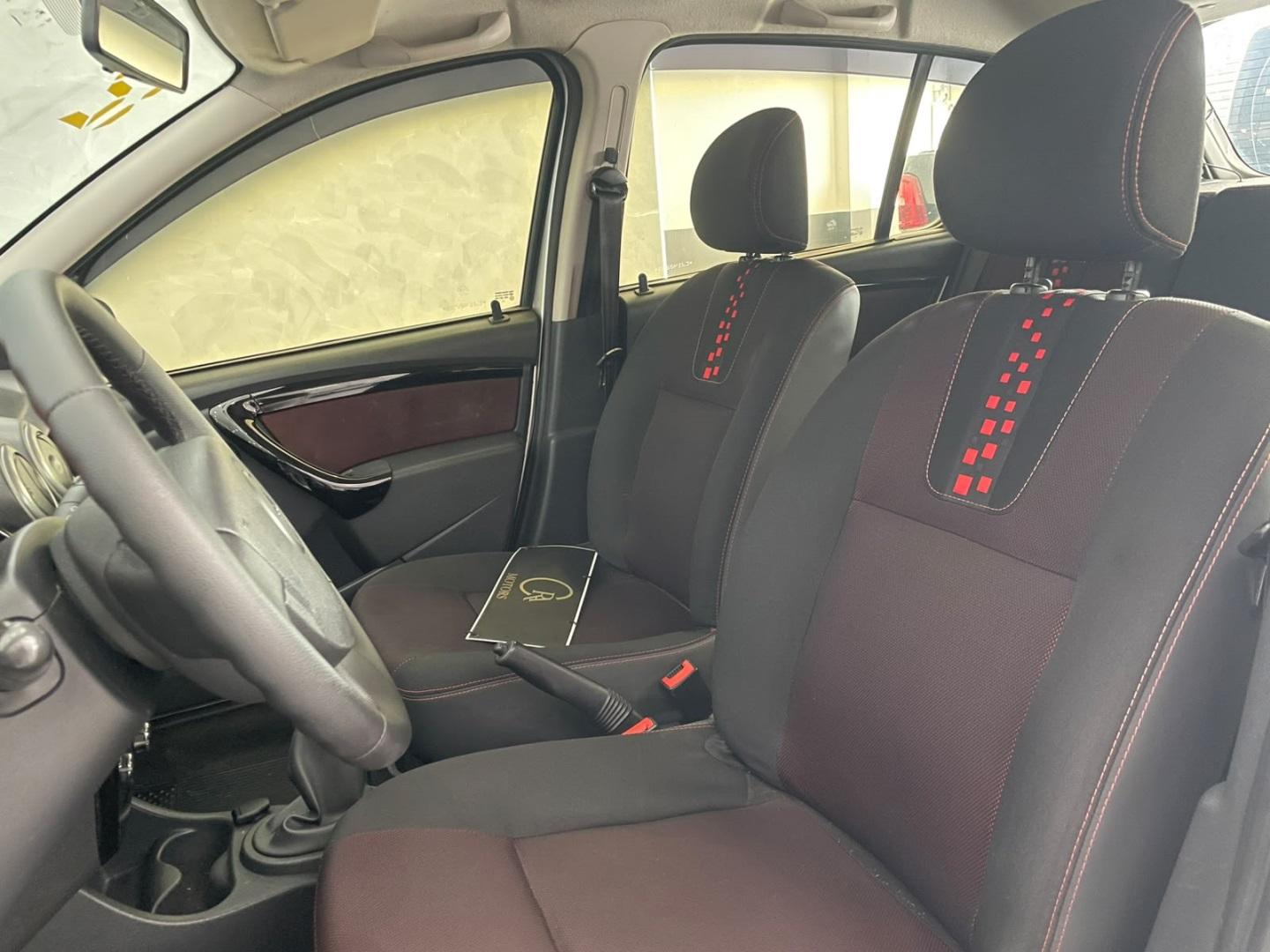 RENAULT Sandero - Foto