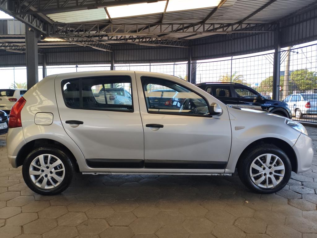 RENAULT Sandero - Foto