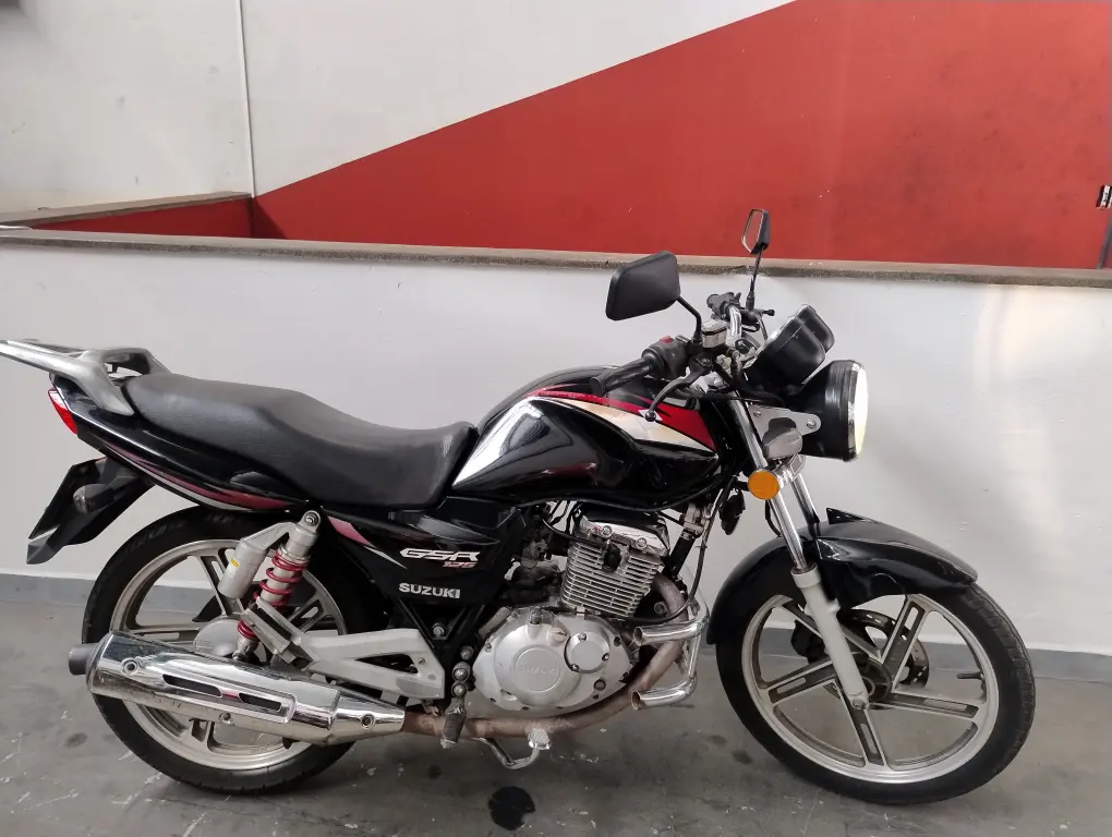 SUZUKI GSR 125 - Foto