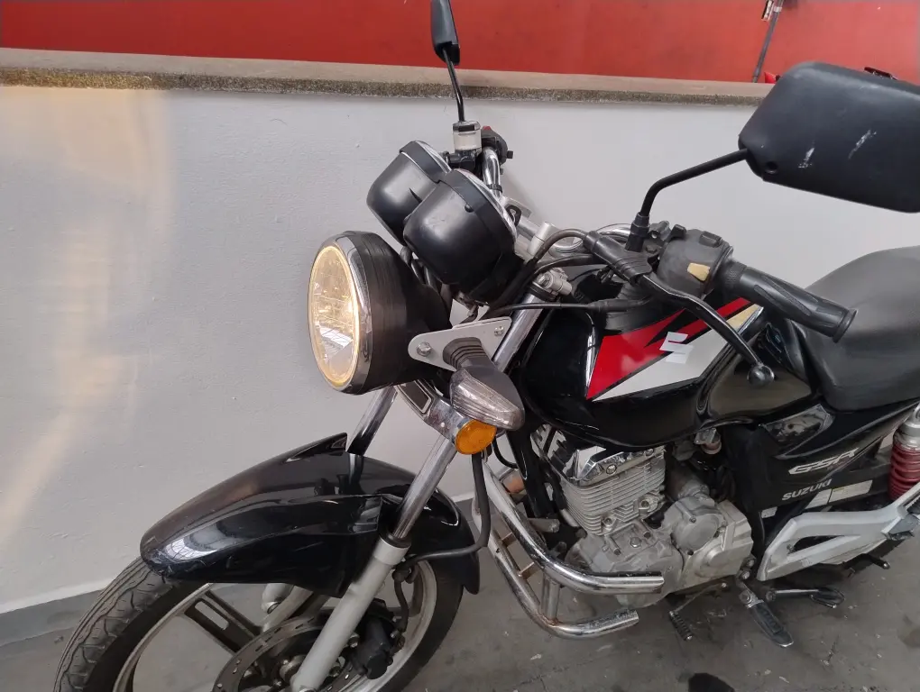 SUZUKI GSR 125 - Foto