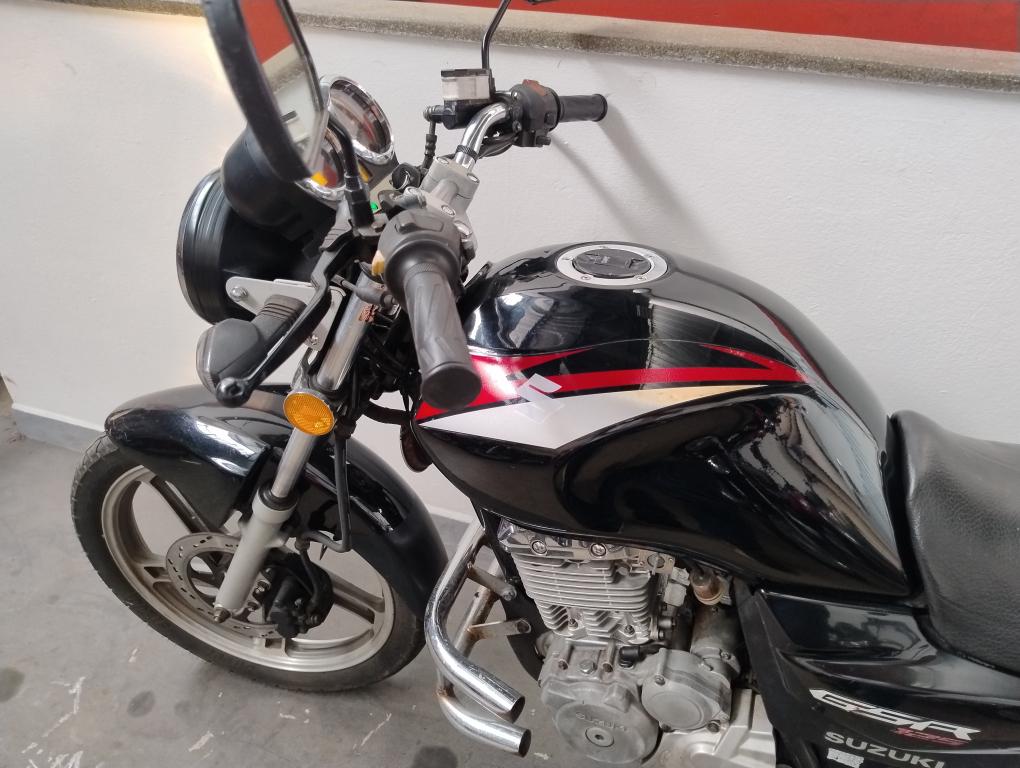 SUZUKI GSR 125 - Foto
