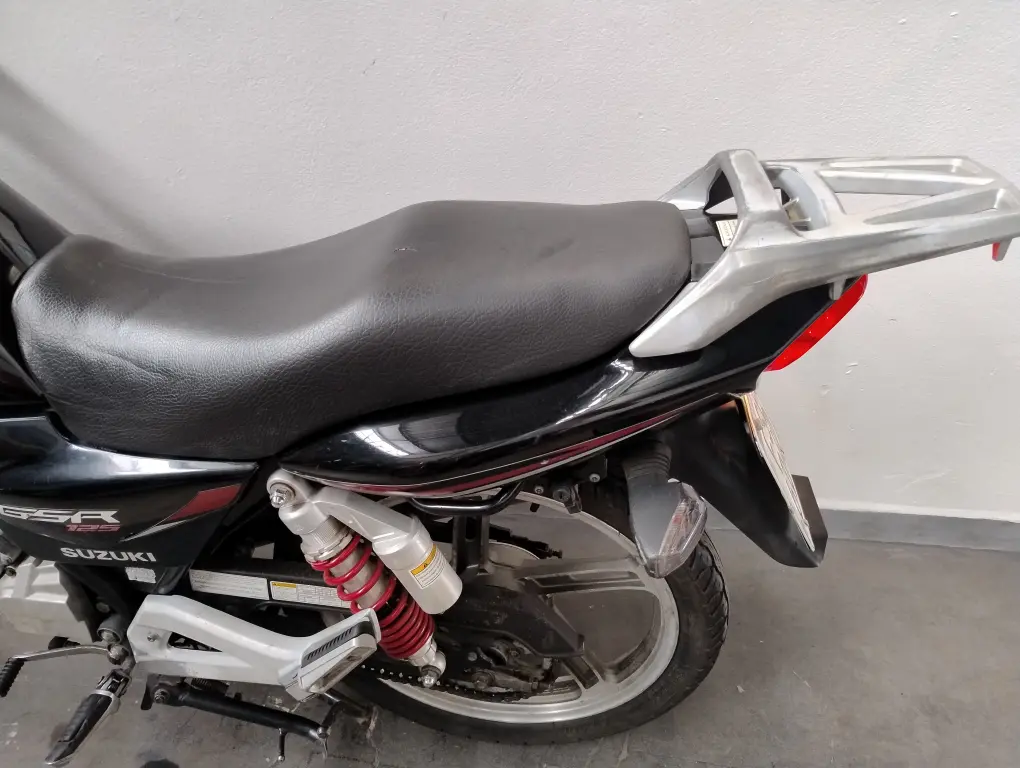 SUZUKI GSR 125 - Foto
