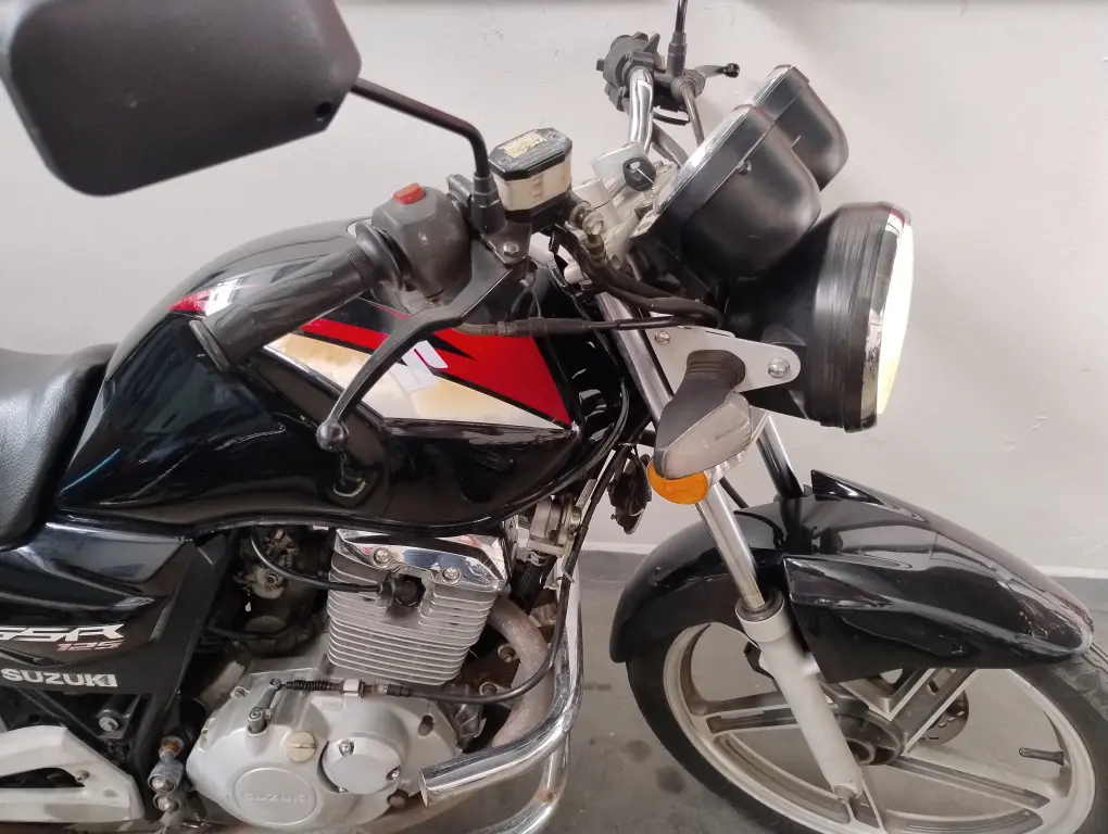 SUZUKI GSR 125 - Foto