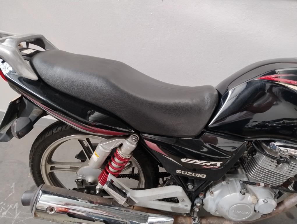 SUZUKI GSR 125 - Foto
