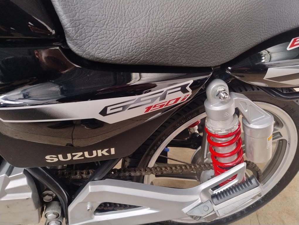 SUZUKI GSR 150 - Foto
