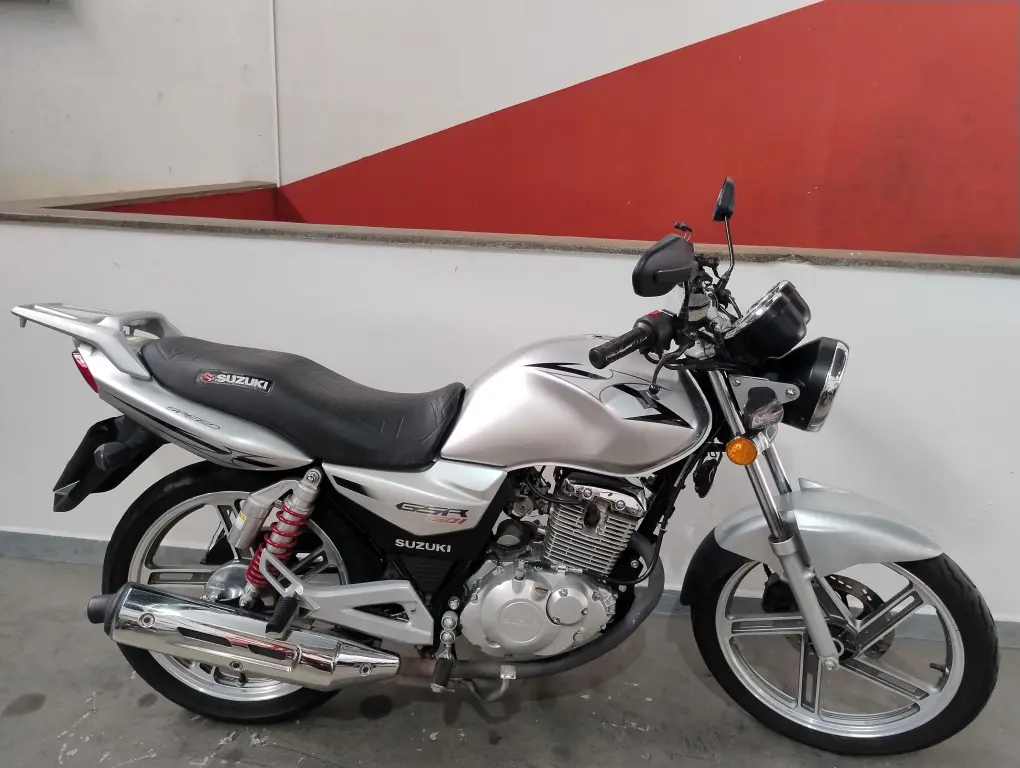 SUZUKI GSR 150 - Foto