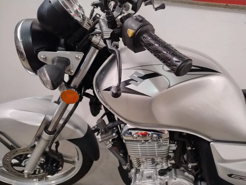 SUZUKI GSR 150 - Foto