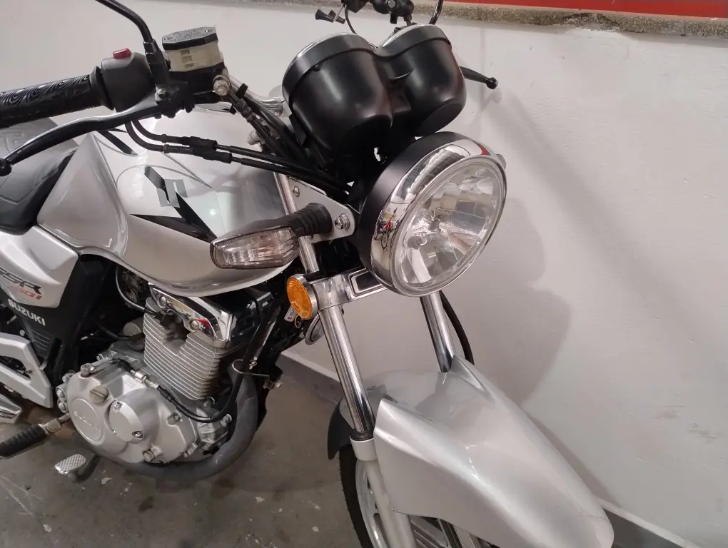 SUZUKI GSR 150 - Foto
