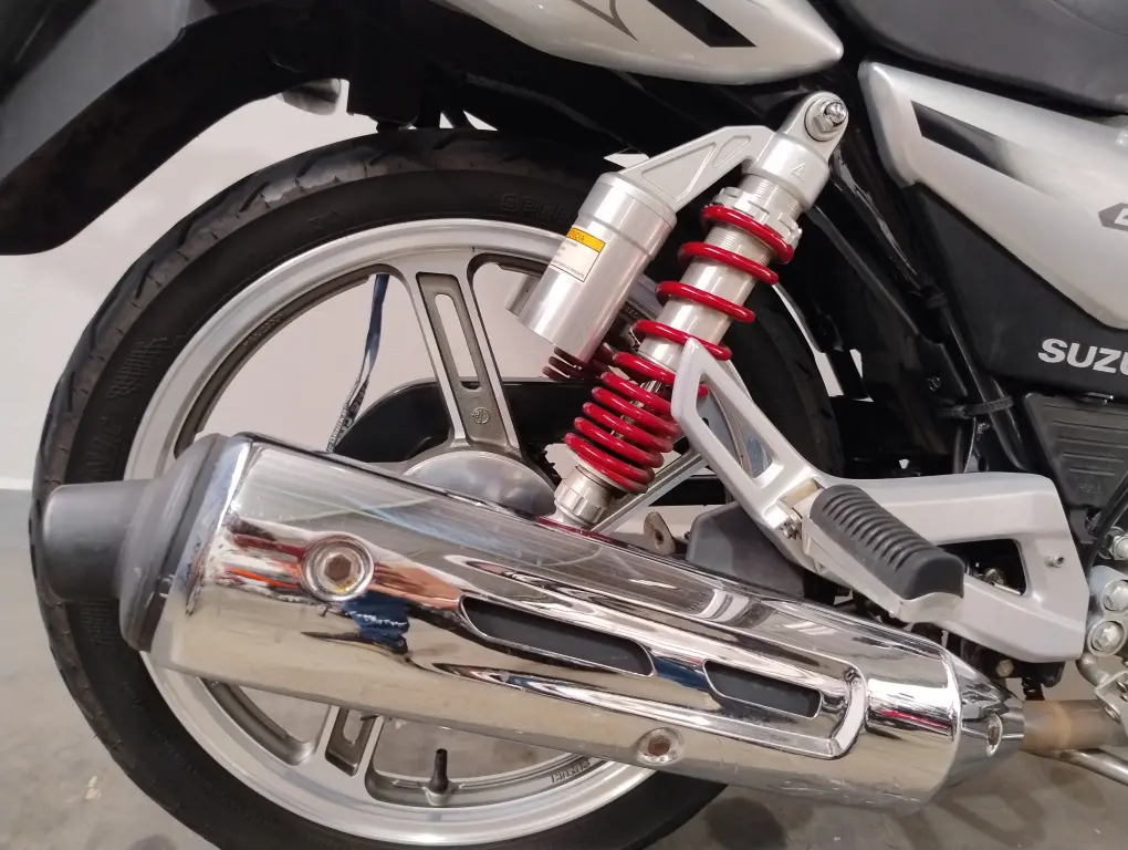 SUZUKI GSR 150 - Foto