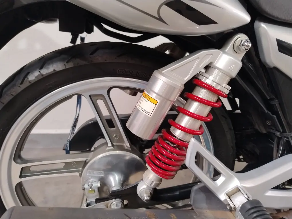 SUZUKI GSR 150 - Foto