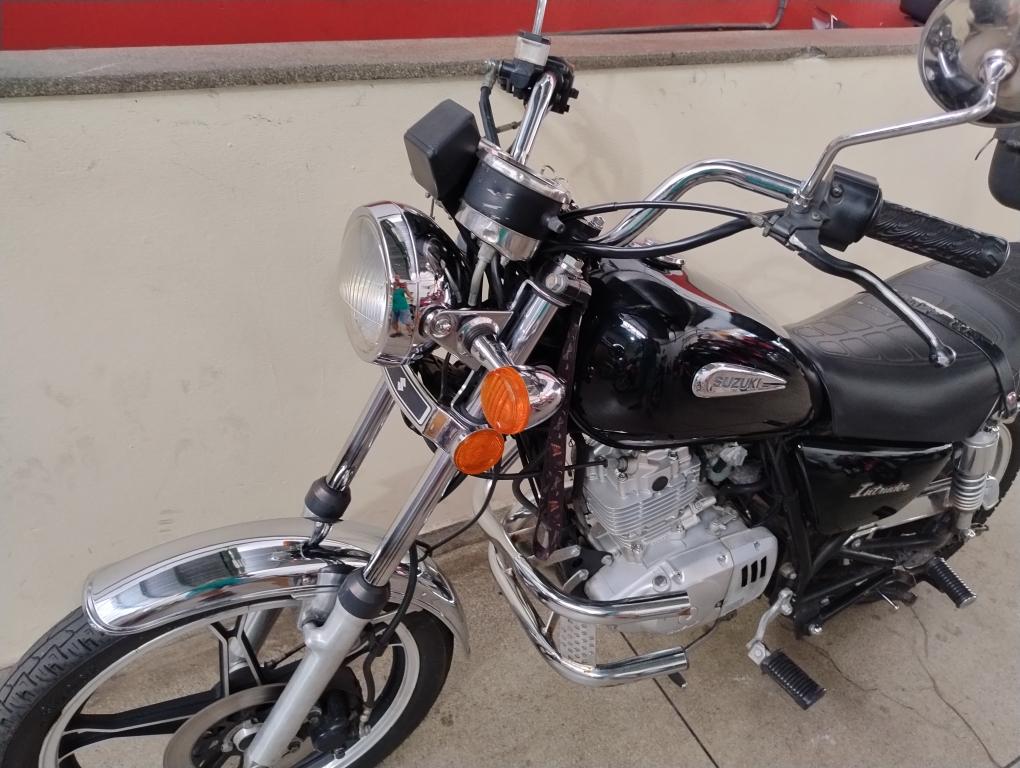 SUZUKI Intruder 125 - Foto