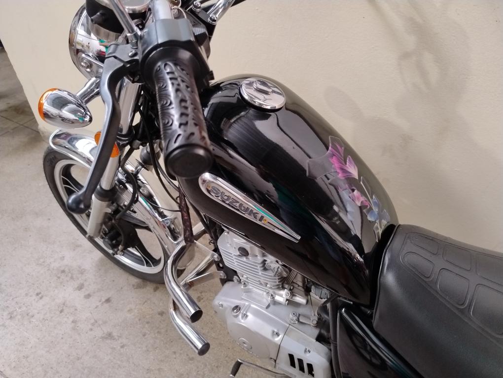 SUZUKI Intruder 125 - Foto