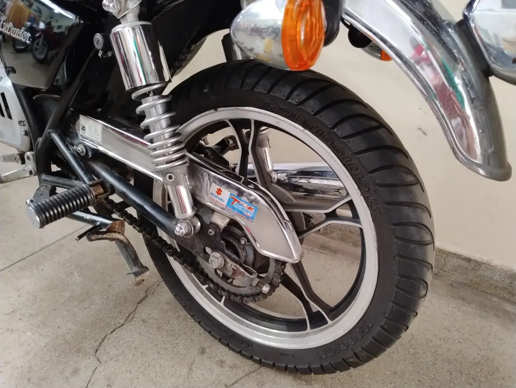 SUZUKI Intruder 125 - Foto