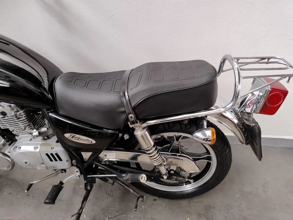 SUZUKI Intruder 125 - Foto