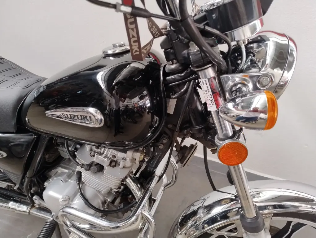 SUZUKI Intruder 125 - Foto
