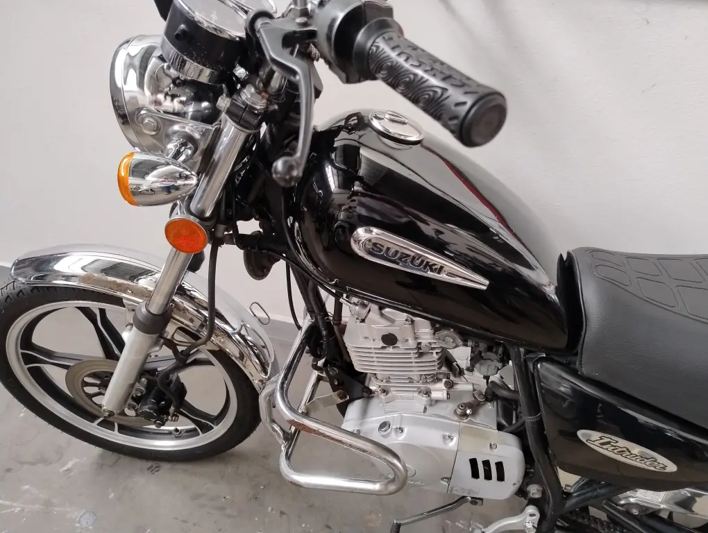 SUZUKI Intruder 125 - Foto