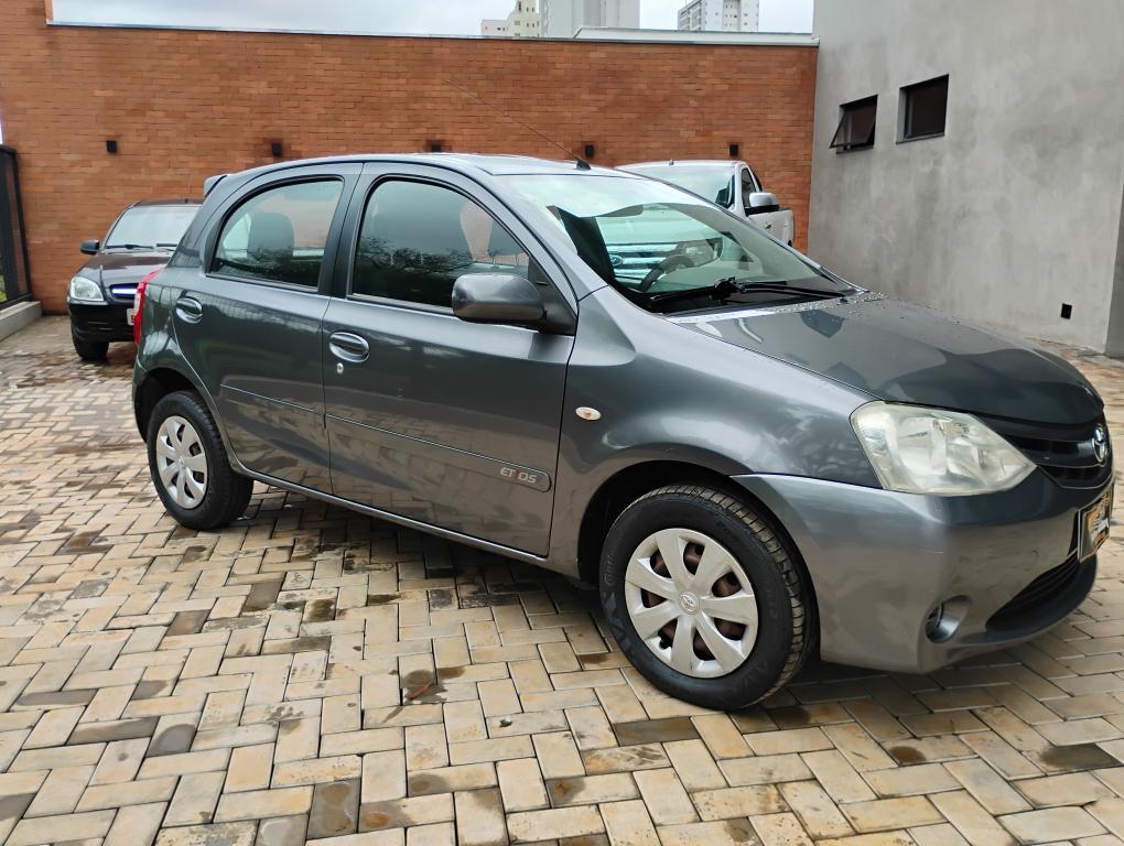 TOYOTA Etios Hatch - Foto