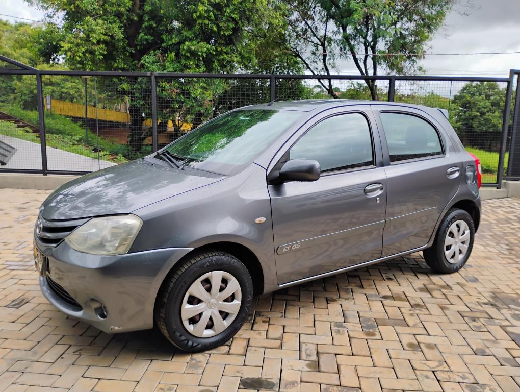 TOYOTA Etios Hatch - Foto