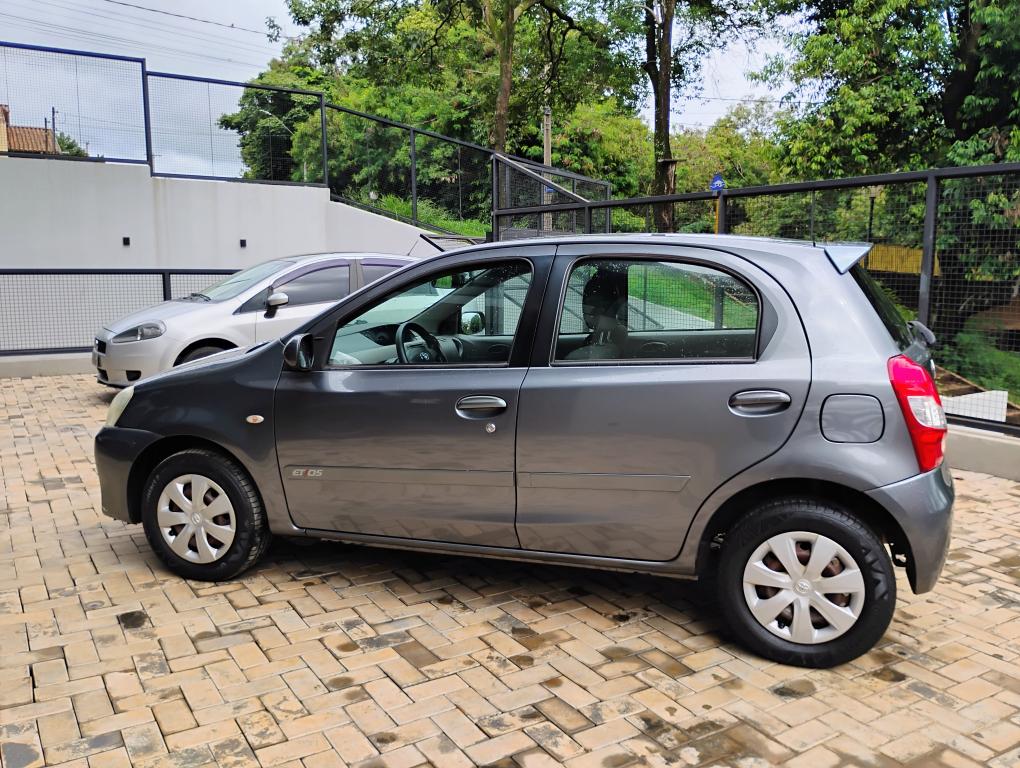TOYOTA Etios Hatch - Foto
