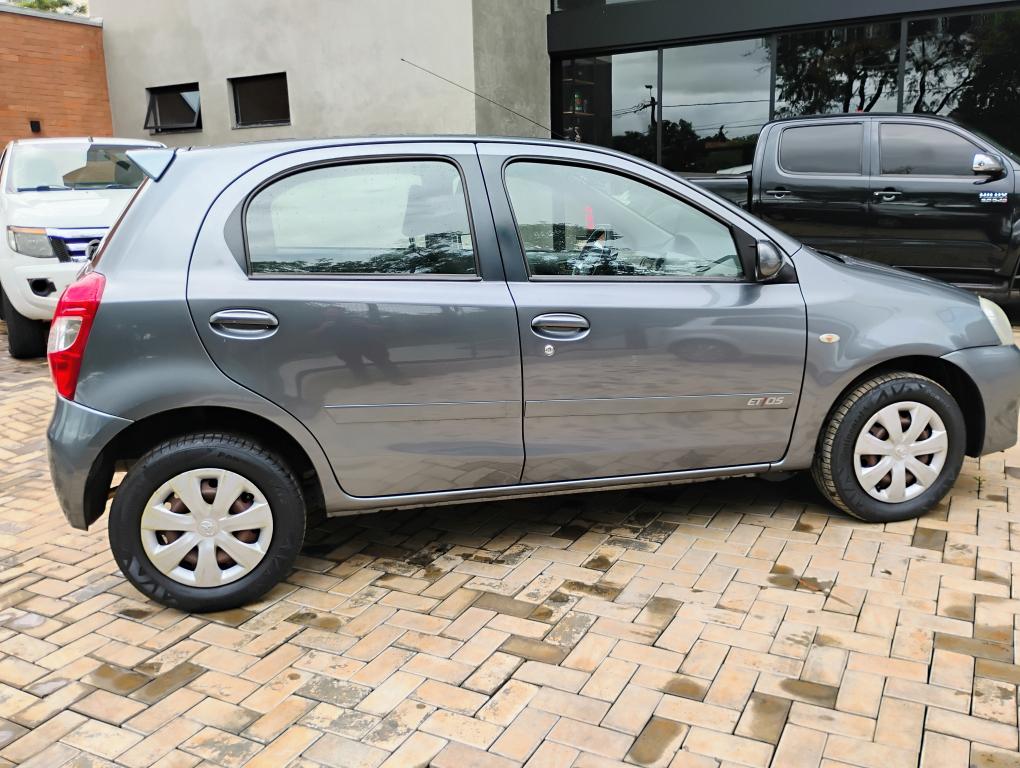 TOYOTA Etios Hatch - Foto