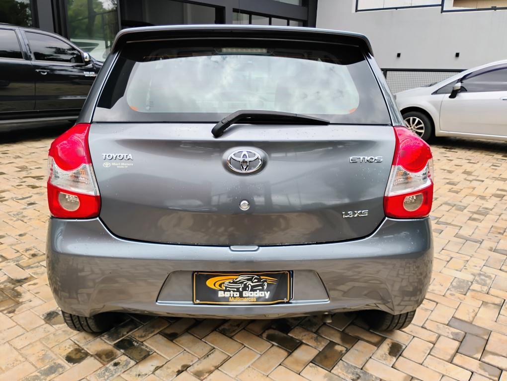 TOYOTA Etios Hatch - Foto