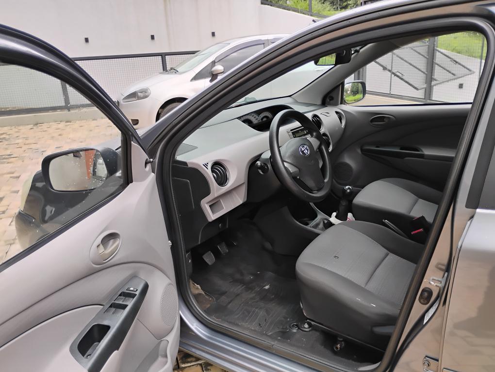 TOYOTA Etios Hatch - Foto