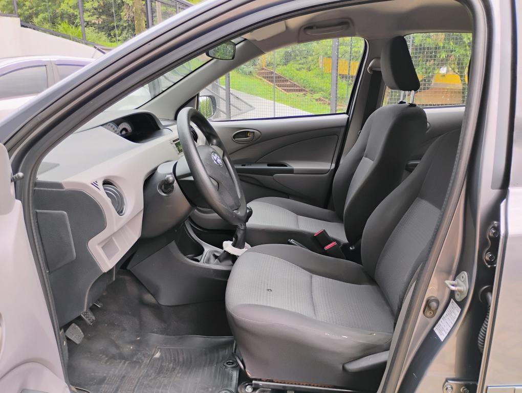 TOYOTA Etios Hatch - Foto