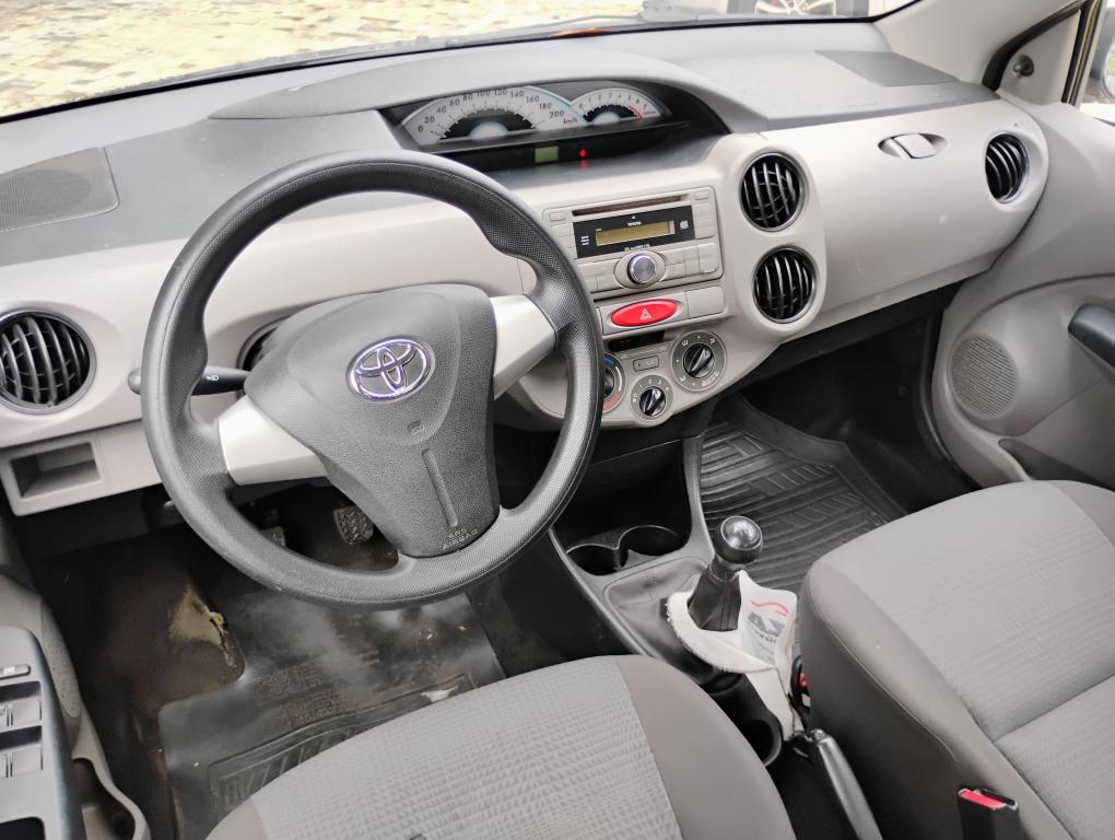 TOYOTA Etios Hatch - Foto