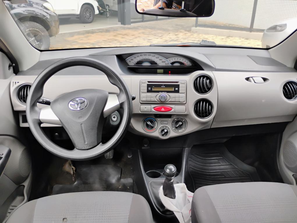 TOYOTA Etios Hatch - Foto