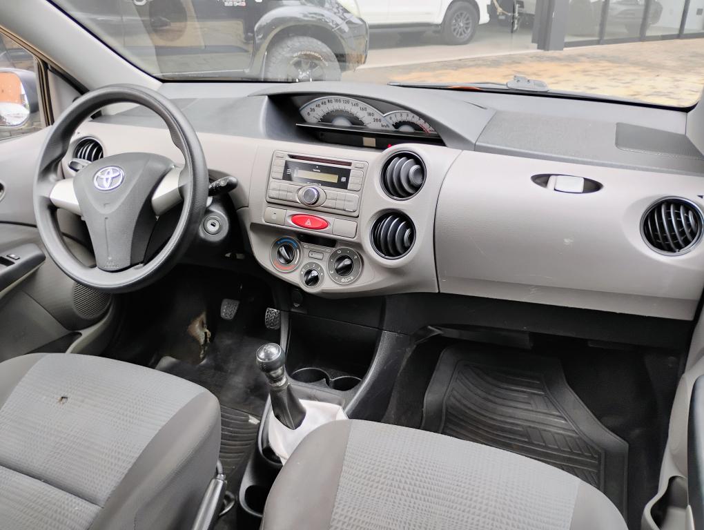 TOYOTA Etios Hatch - Foto