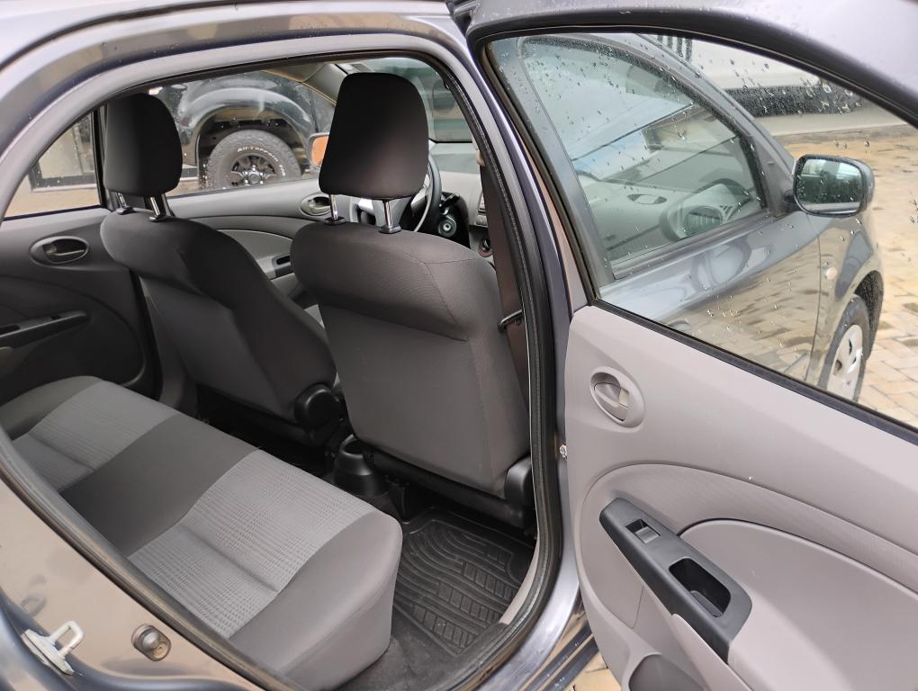 TOYOTA Etios Hatch - Foto