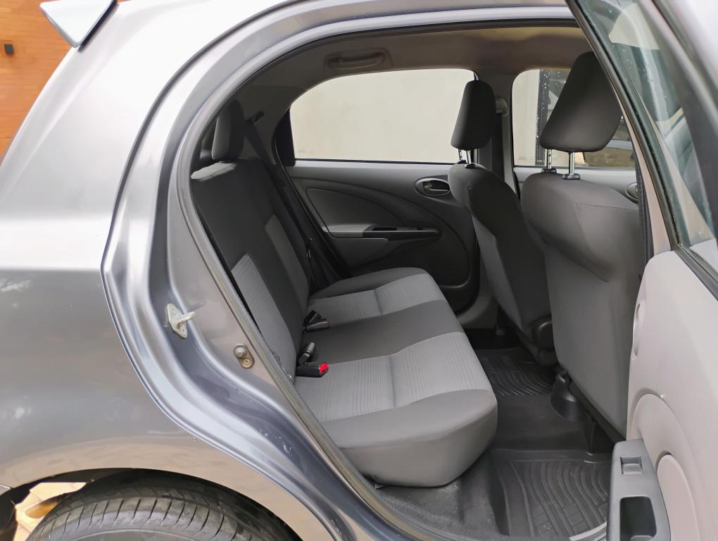 TOYOTA Etios Hatch - Foto