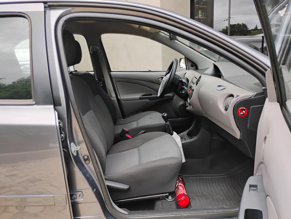 TOYOTA Etios Hatch - Foto