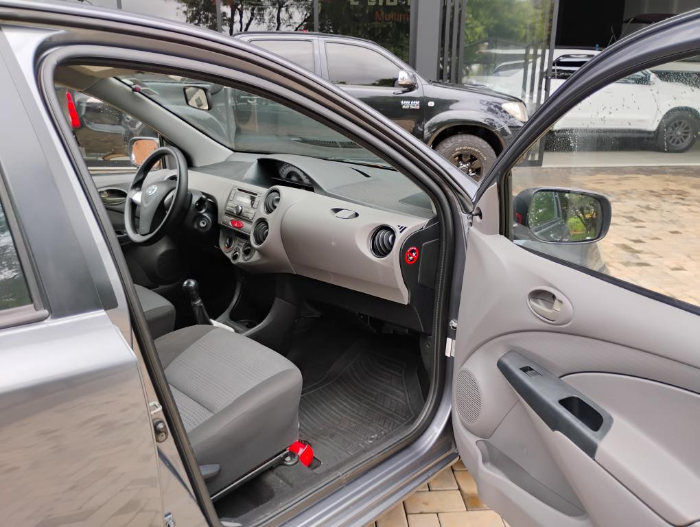 TOYOTA Etios Hatch - Foto