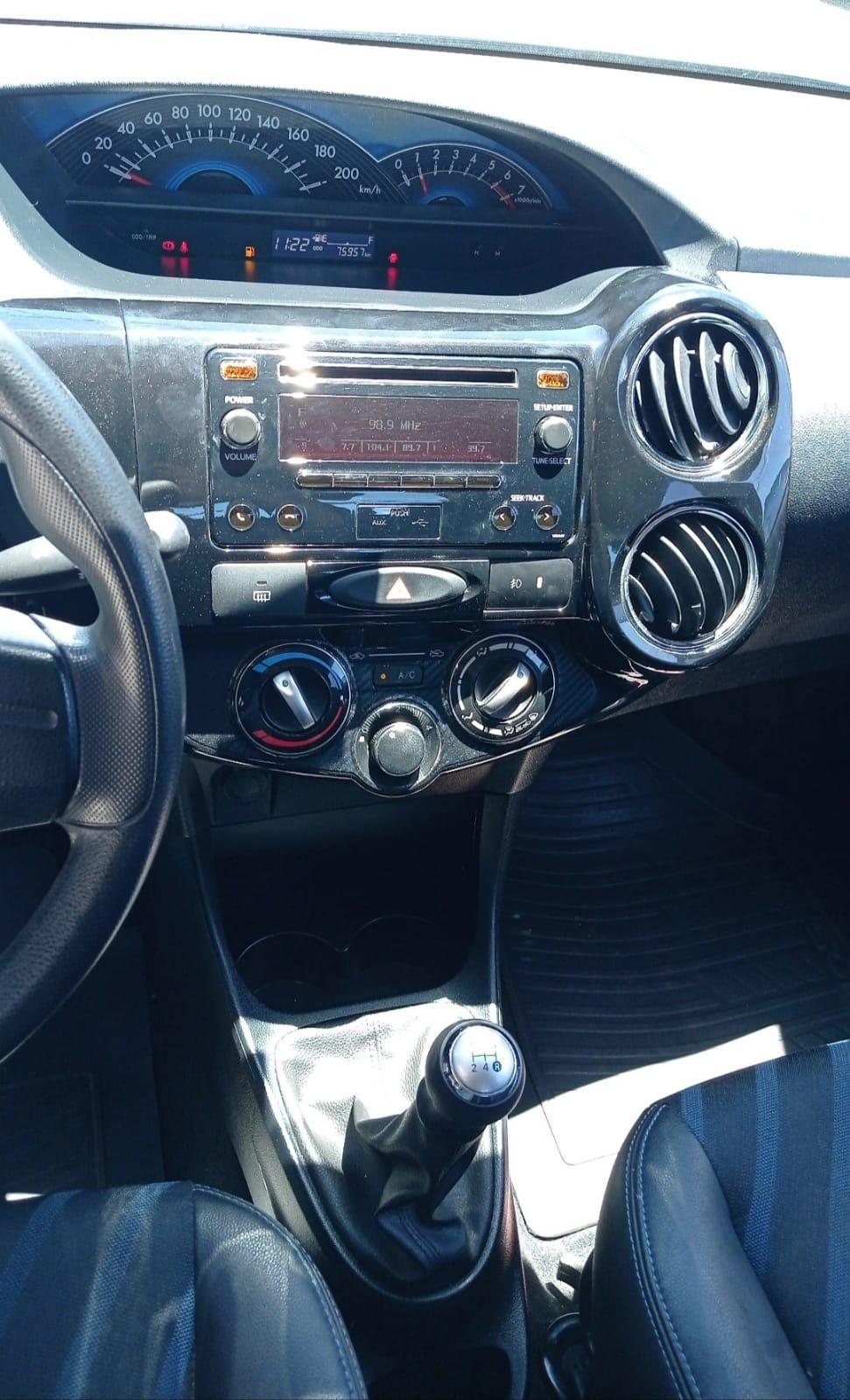 TOYOTA Etios Hatch - Foto